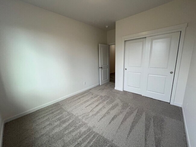 Building Photo - 3 Bedroom 2 Bath Silverton OR