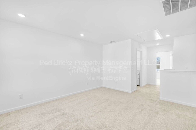 Building Photo - 2137 Riverbend Ave