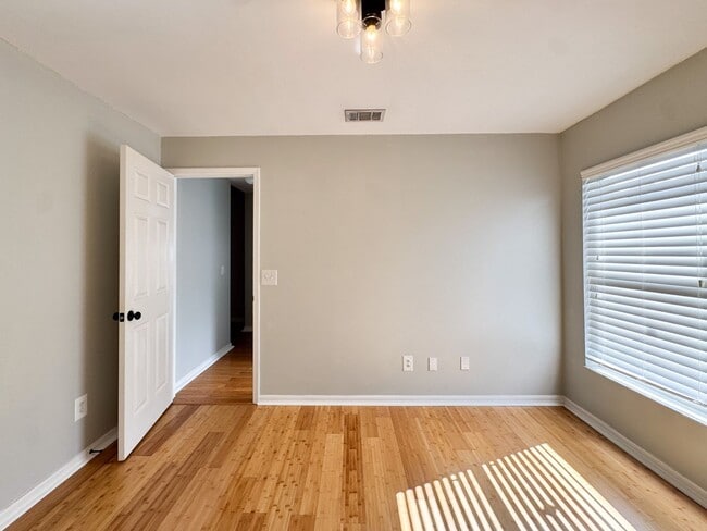 Building Photo - Beautifully upgraded 3/2 with double car garage!