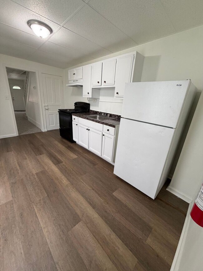 Building Photo - Renovated 4-Bedroom Home with Private Backyard – Section 8 Applicants Accepted