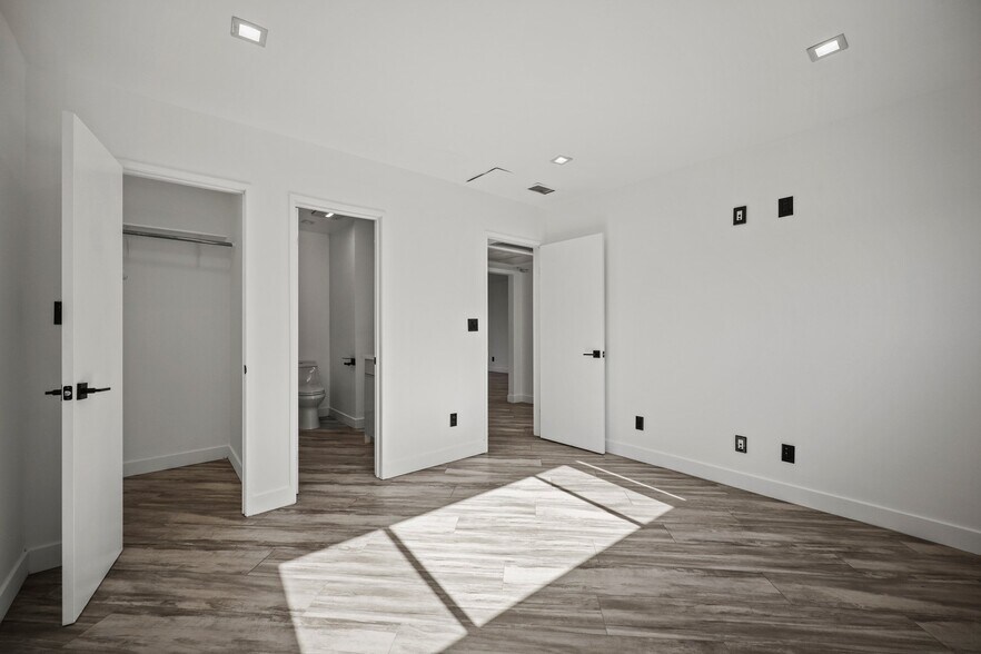 Building Photo - 955 N Oxford Ave