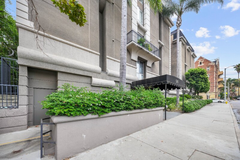 Building Photo - 585 N Rossmore Ave