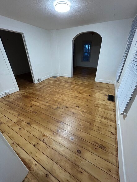 Family room/dining room - 14 N Main St