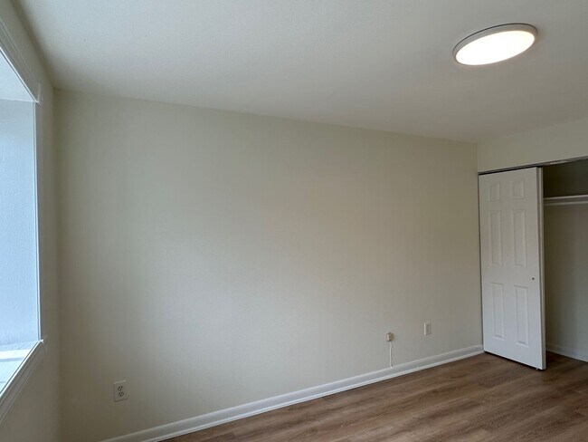 Building Photo - Large, updated 2 bedroom near the Green Li...