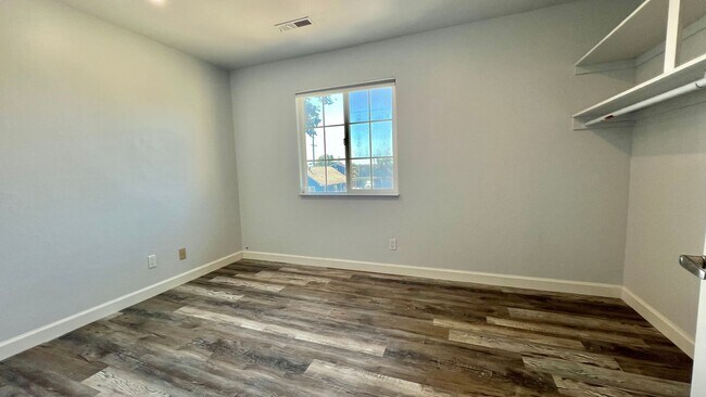 Building Photo - Lovely House 4BR 2.5BA with Large Backyard