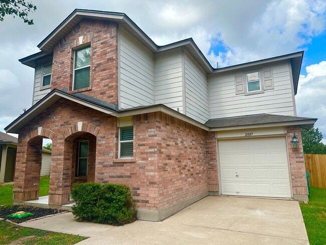 Building Photo - 3 BED 2.5 BATH WITH FRESH PAINT AND NEW AP...