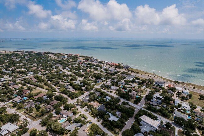 Building Photo - 134 Sinclair St