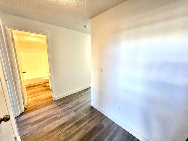 Building Photo - Scenic Lakeside Apartment for Rent - Federal Way
