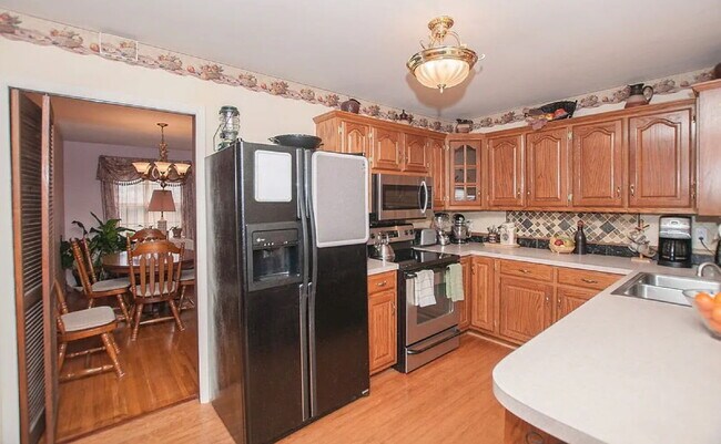 Building Photo - "Charming 2-Bed Home with Spacious 1700 Sq Ft Layout, FENCED yard!"