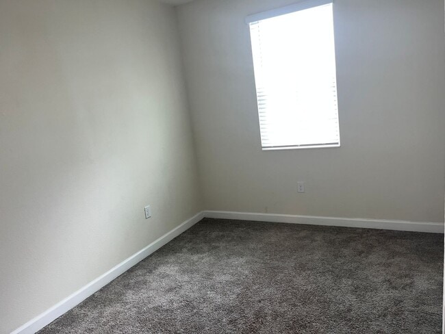 Building Photo - 3 bed 2.5 bath townhouse