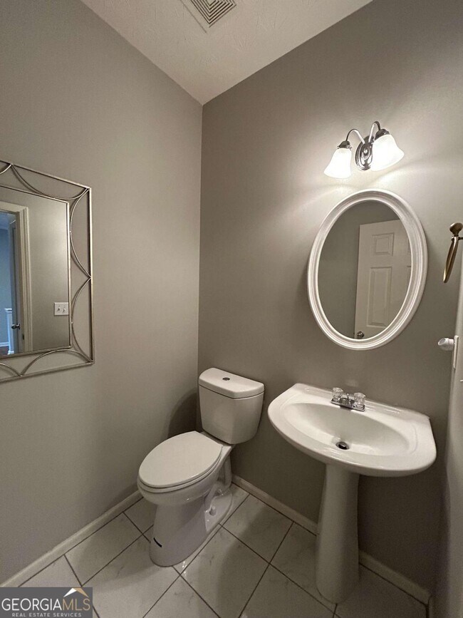 Building Photo - 607 Pecan Knoll Dr