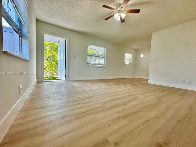 Building Photo - 1109 NE 6th Ave