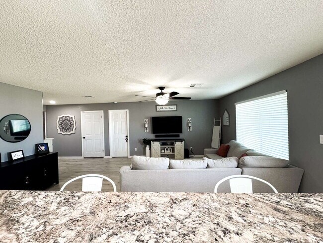 Building Photo - "Spacious 3 Beds, 2 baths Home with Inviti...