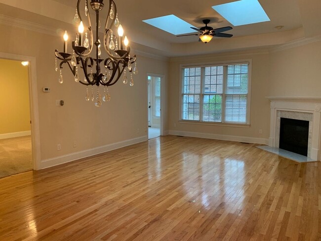 Building Photo - Large 3 Bed | 2.5 Bath Townhouse With Firs...
