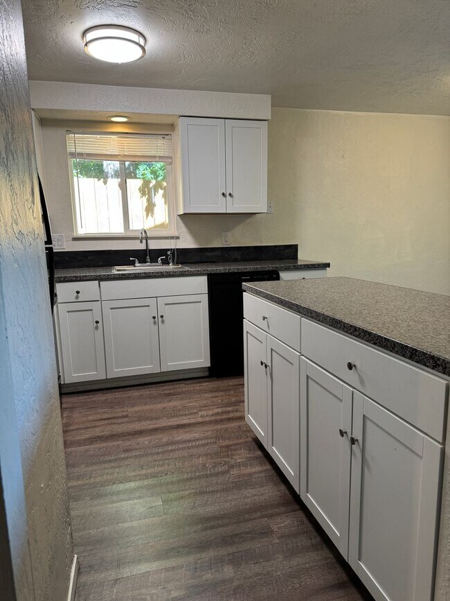 Building Photo - Updated 2-bedroom 1.5 bath duplex in Springfield!