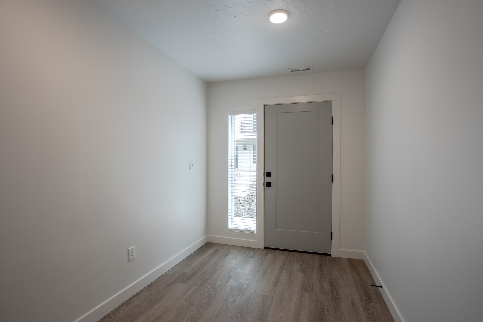 Entry - 493 W 620 N