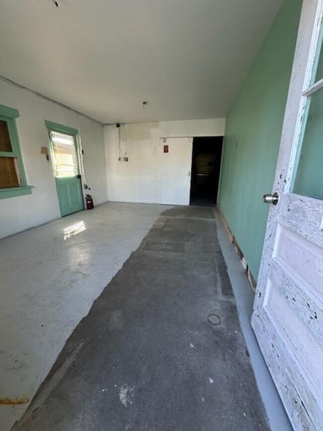 Building Photo - Large Garage in Palmyra/Campbelltown