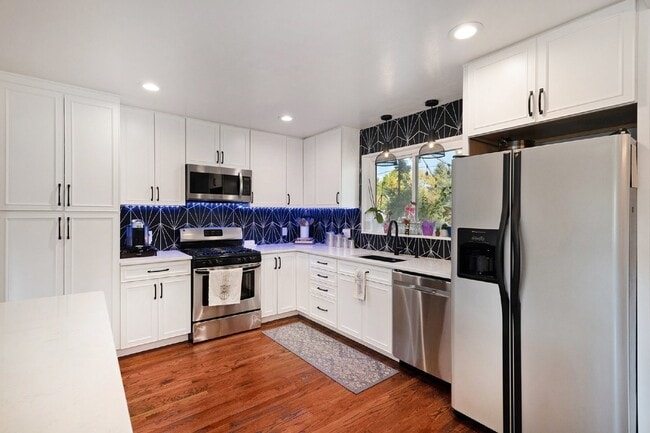 Building Photo - Beautiful home on large lot. Available 5/15