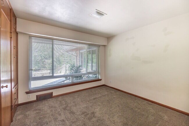 Building Photo - Spacious 3 bed 3 bath home