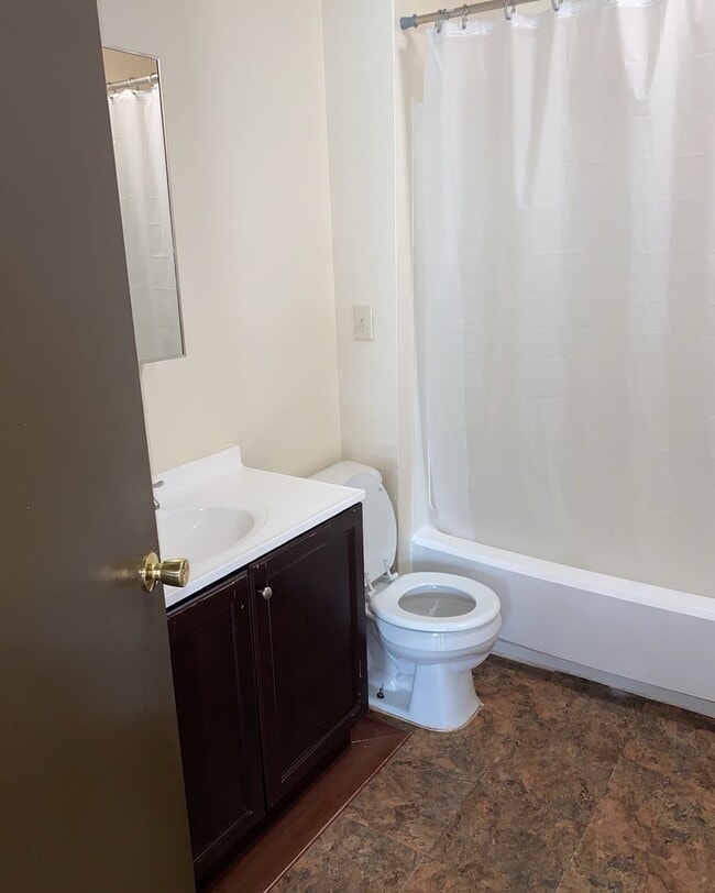 Building Photo - 2BR SINGLE FAMILY IN HANDY LOCATION, PARKI...