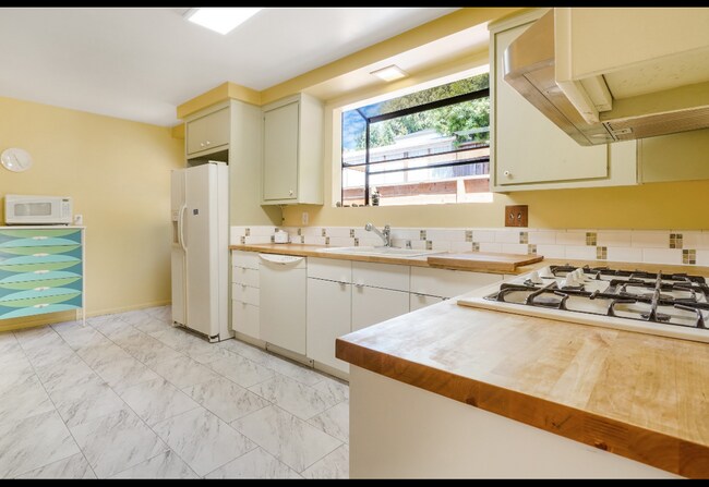 Building Photo - 6216 Paseo Cyn Dr