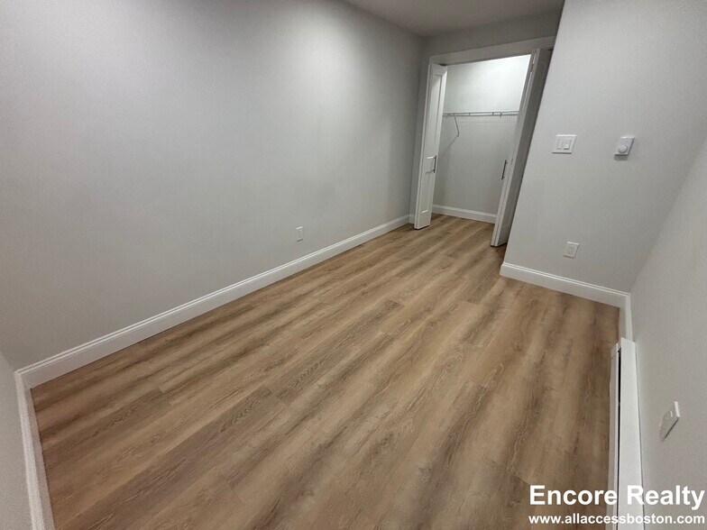 Building Photo - 531 Beacon St