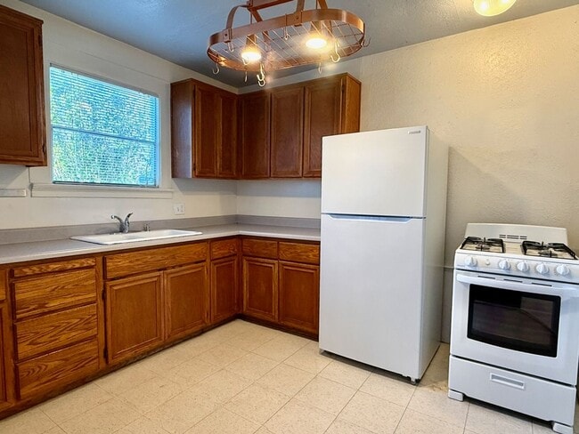 Building Photo - Cozy 2+bdrm/1 bath home w/a huge basement, washer/dryer, & off street pkg, space in the heart of ...