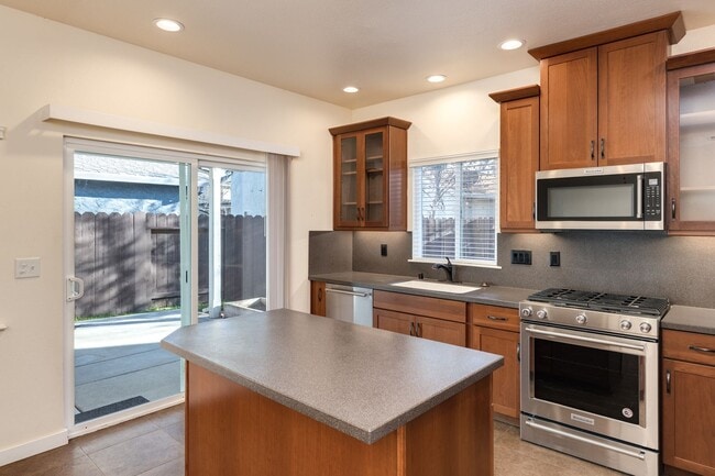 Building Photo - Lovely light and bright 3 bedroom 2.5 bathroom home Doe MIll Neighborhood, Cul-de-Sac Location