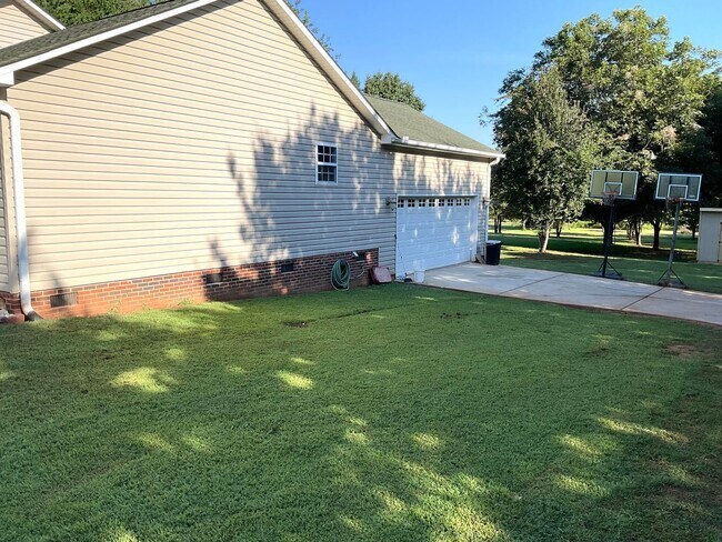 Building Photo - Home with 2 Car Garage