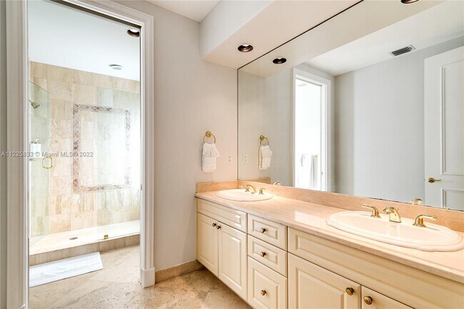 Building Photo - 709 Idlewyld Dr