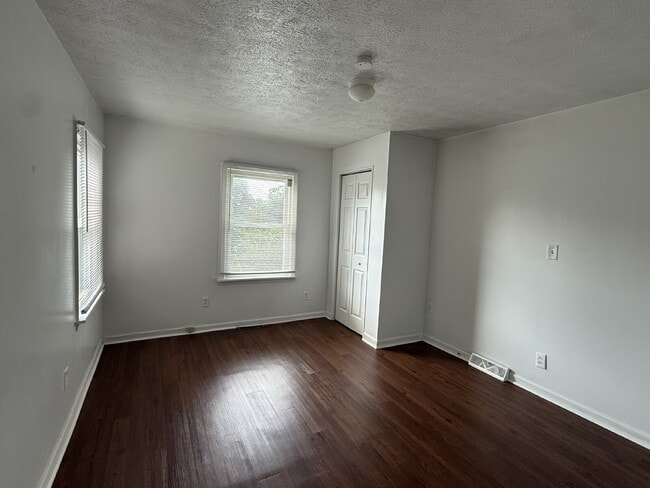 Building Photo - Very Large 3 or 4 bedroom home with nice y...