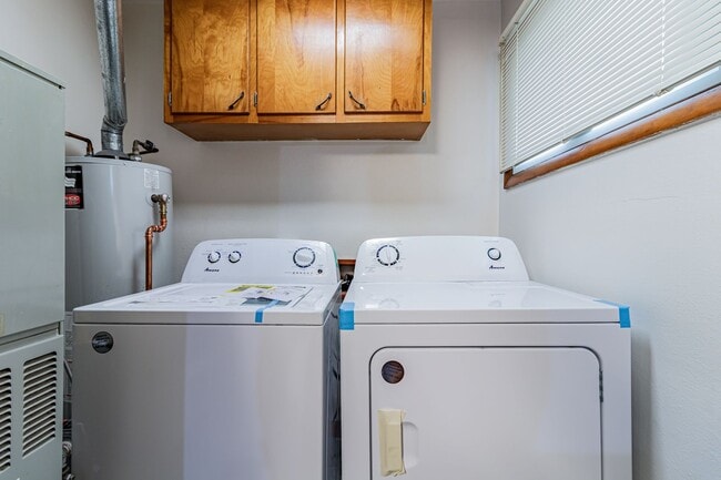 Building Photo - 3 bedroom, 1 bath ranch home! Close to I-74, on the local MTD bus line!! - Available 05/01/2026