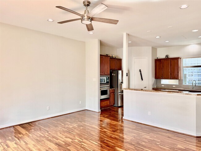 Building Photo - 608 W Drew St