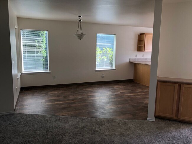 Building Photo - Walnut Grove 2 Bedroom, 2 Bath Condominium