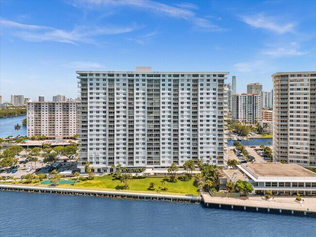 Building Photo - 500 Bayview Dr
