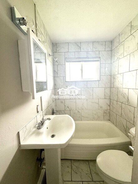 Building Photo - 110 NW College Ave