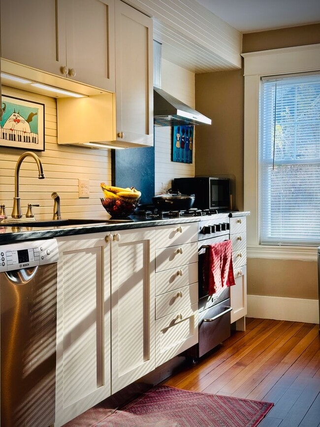 Building Photo - Charming 2 Bed 1 Bath