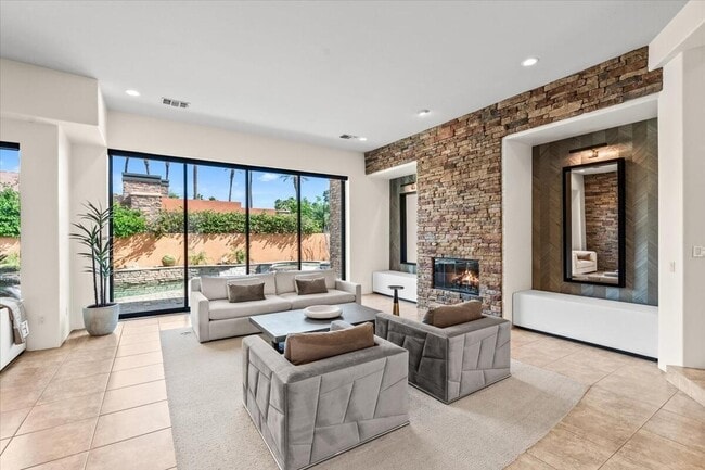 Building Photo - 50380 Vía Serenidad