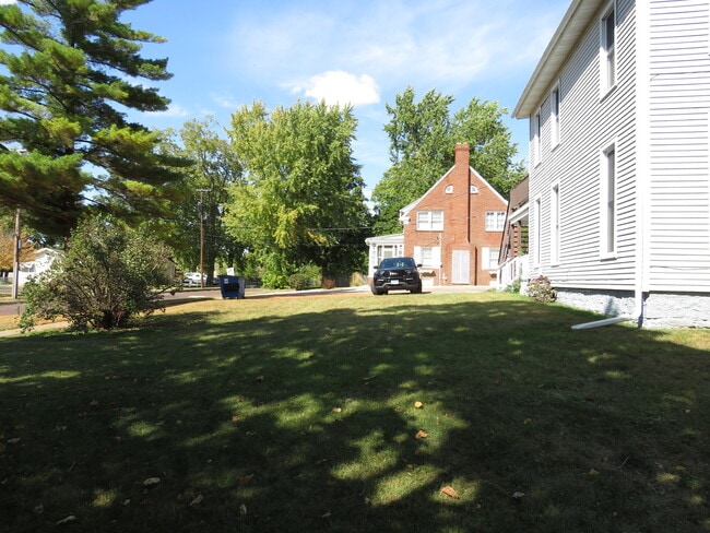 Building Photo - 304 Main St