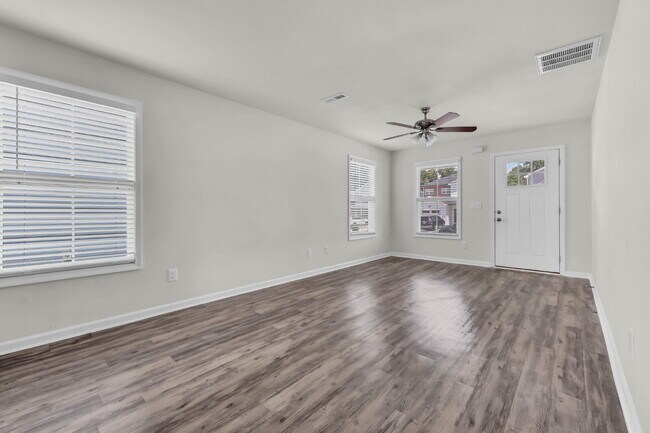 Building Photo - !!FIRST HALF-MONTH OF RENT FREE!! Beautiful 3-bed, 2.5-bath home with a bright, open floor plan.