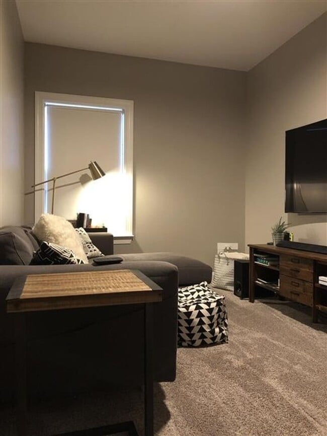 Building Photo - Extremely well maintained 3-bedroom, 2.5-bath home located in the highly desirable Woodlands comm...