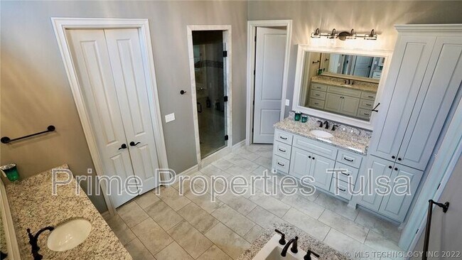 Building Photo - 12912 S 6th St