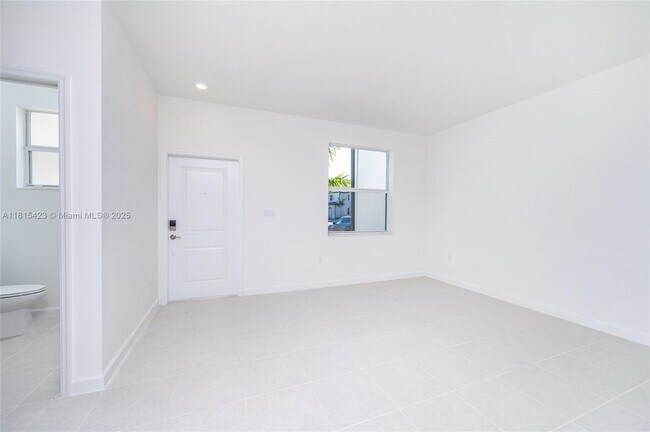 Building Photo - $2,490 2890 SE 26 Ter