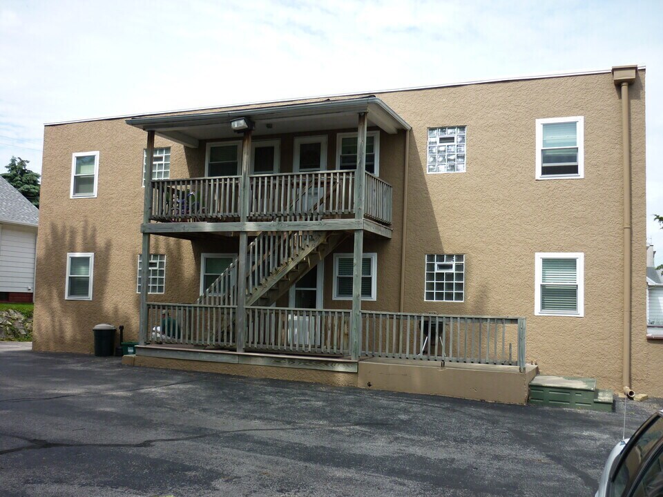 Building Photo - 801 S 49th St