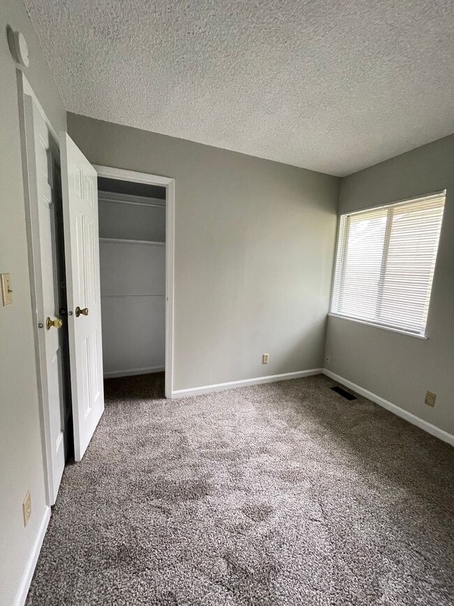 Building Photo - 4-Bedroom Home on the South Side - Available NOW