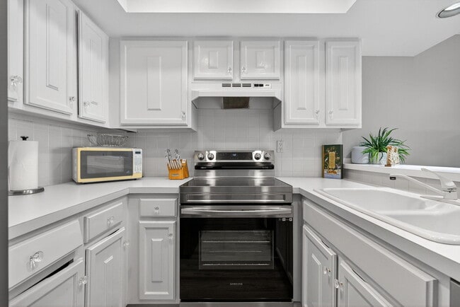 Building Photo - 390 NE Edgewater Dr