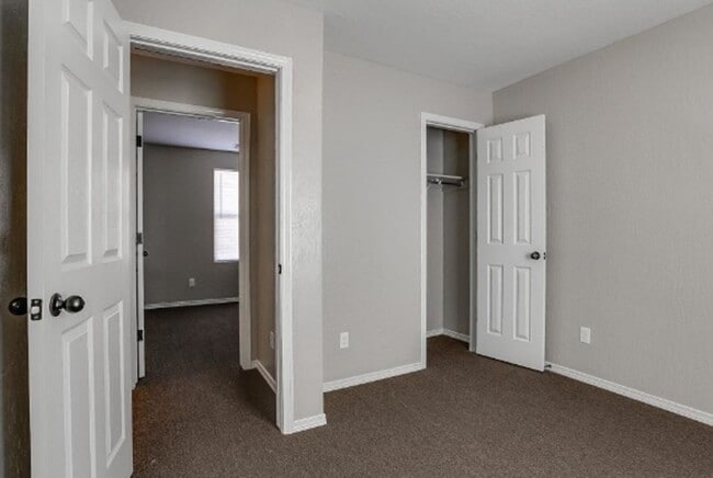 Building Photo - Center Way Apartments 2BDR - 1 BATH