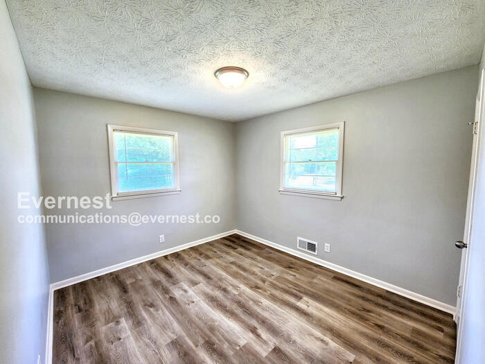 Building Photo - 512 Meadowbrook Dr
