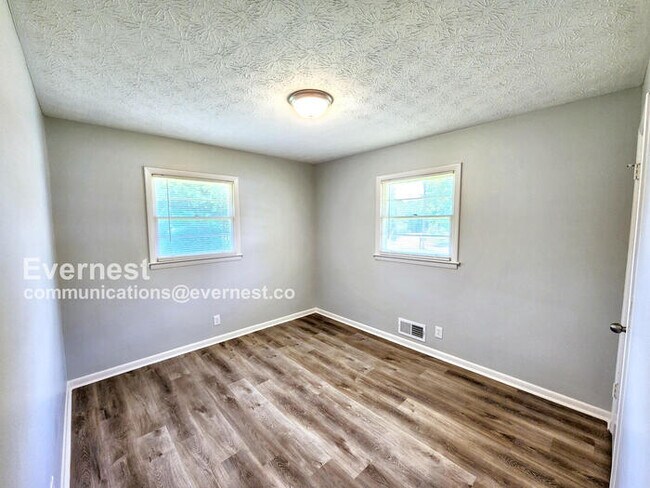 Building Photo - Lovely 3-Bedroom Home with Carport / Pet-F...