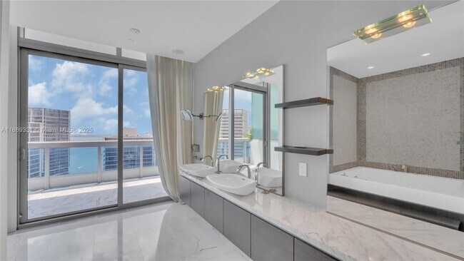 Building Photo - 200 Biscayne Blvd Way
